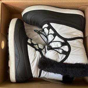 Kamik girls winter boots. Size 2 fleet white.